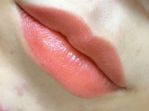 Điều gì khiến phun môi bị xuống màu nhanh dù chăm sóc rất kỹ?