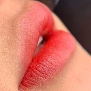 Vì sao phun môi cùng công nghệ nhưng độ bền màu lại khác nhau?