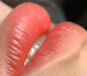 Phun môi vào mùa nóng có làm màu trôi nhanh hơn không?