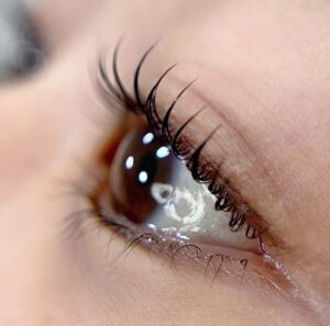 Uốn mi có hại không? Làm đẹp hay làm hại mắt