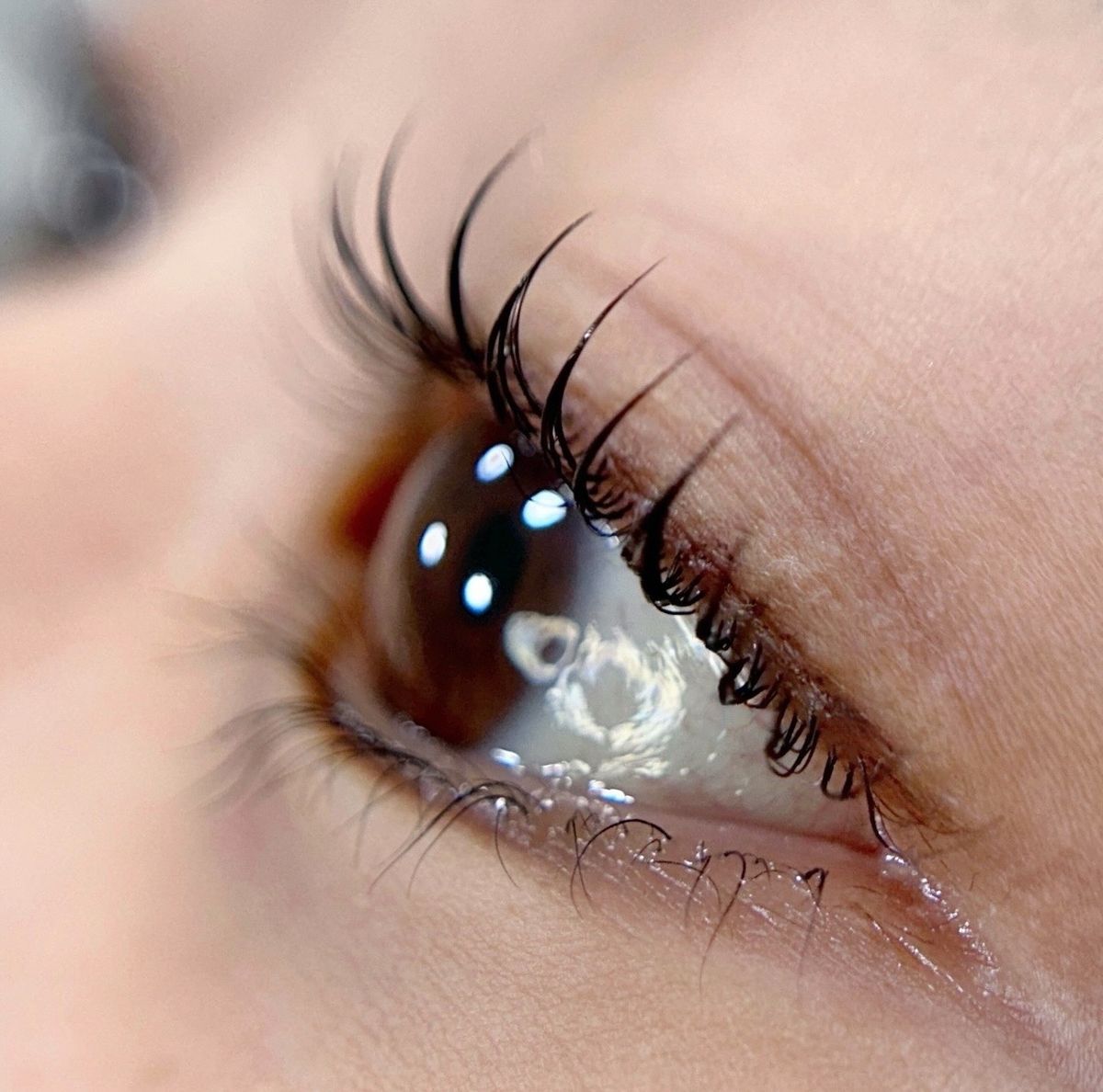 Uốn mi là gì? Khác gì so với nối mi và mascara? 1 Uốn mi có hại không? Làm đẹp hay làm hại mắt