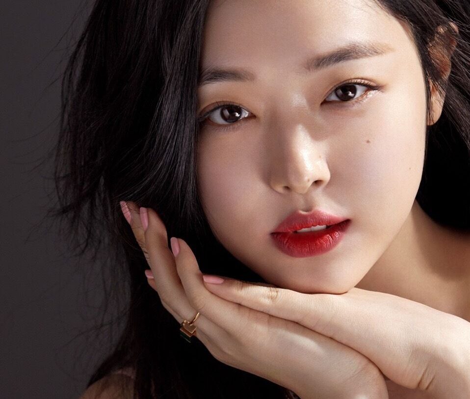 Vì sao phụ nữ thay đổi vận khi phun môi đỏ đất? 1 1b5077847adbf584ede1057465354cc0 e1760781594780