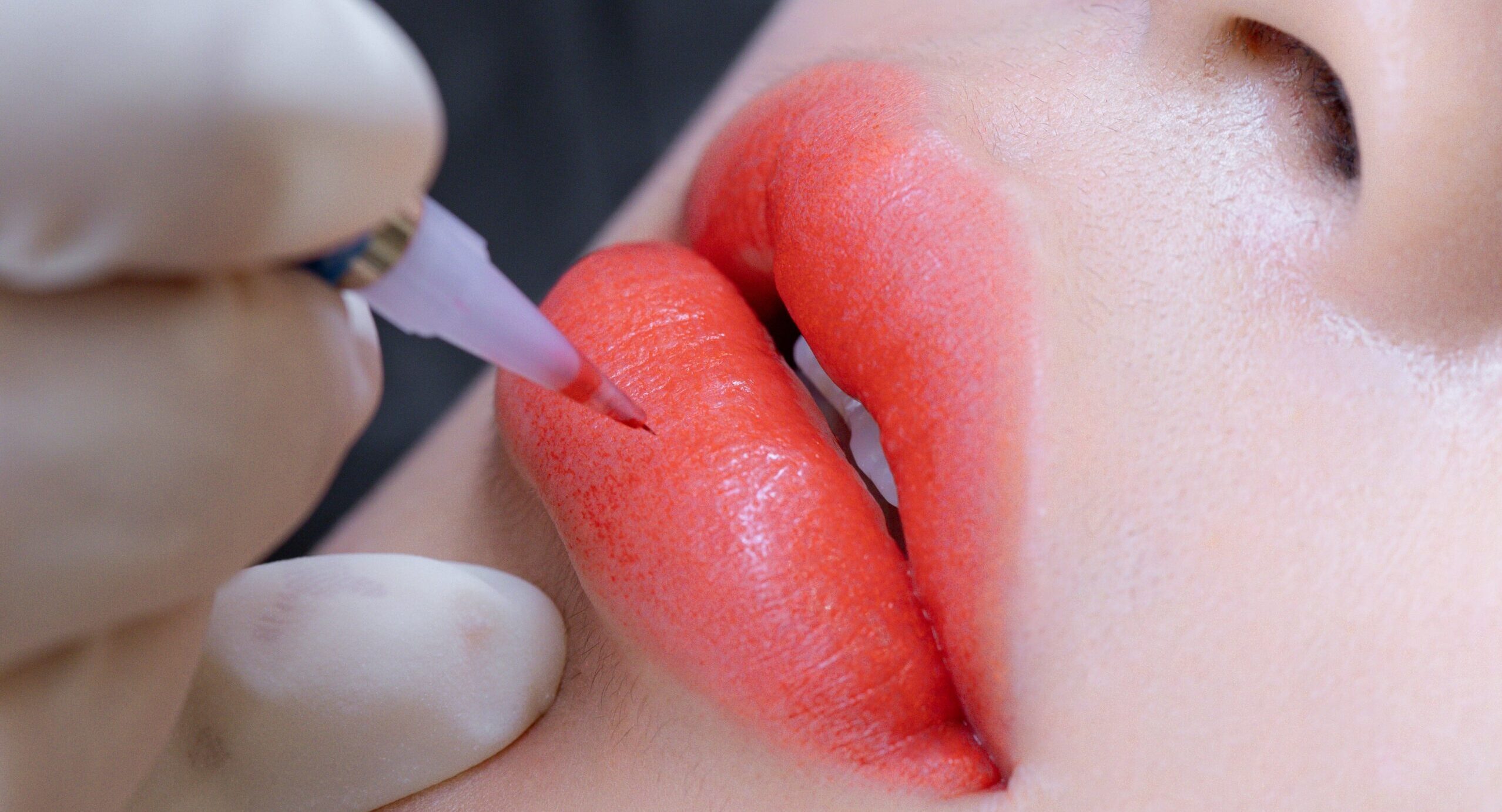 Phun môi nano có đau không? Chuyên gia giải đáp chi tiết nhất