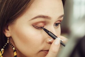 Có phải phun mí giúp giảm stress vì không phải kẻ eyeliner mỗi ngày?