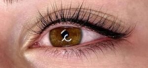 So sánh dáng phun mí của Gen Z và Millennials