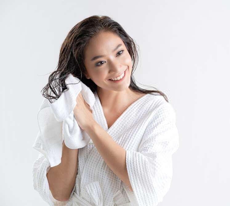 5 buoc goi dau giam gay rung hieu qua cua chuyen gia cham soc toc cho nhat hoang va thai tu nhat ban h nh 5 1724684621 677 width747height667