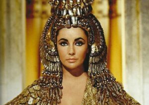 Mắt mèo trong văn hoá Ai Cập – cảm hứng cho phun mí cat-eye.