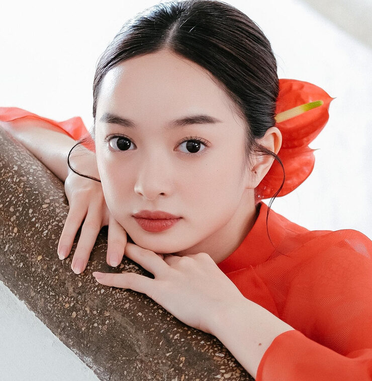 Phun mí có thể che khuyết điểm cho mắt lồi không? 1 740full kaity nguyen e1760064145202