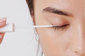 Khi nào nên bắt đầu dùng dưỡng chất giữ màu mí?