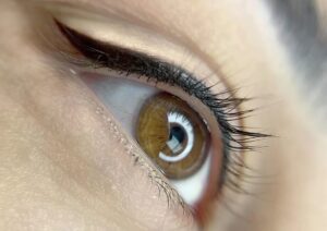 Mí xếch nhẹ – mang lại năng lượng tích cực hay cá tính mạnh?