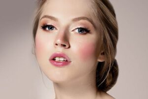 Da ngăm có nên phun má hồng baby không?