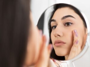 Cảm giác “nhìn mình trong gương” sau khi phun mí là gì?