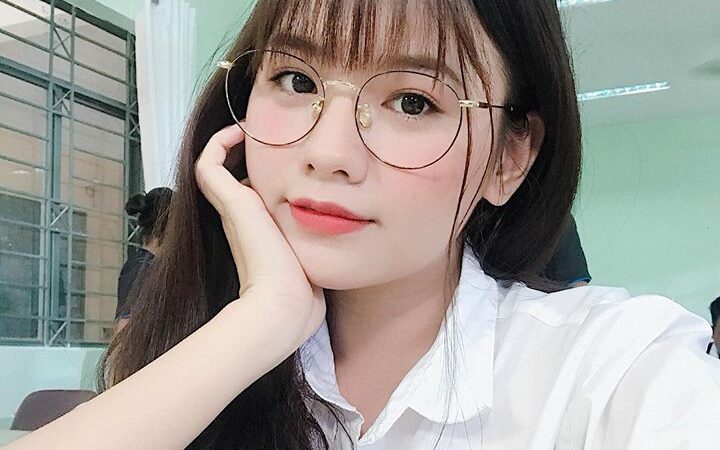 Uốn mi dành cho người đeo kính cận 1 Anh gai xinh deo kinh 27 e1759408930393