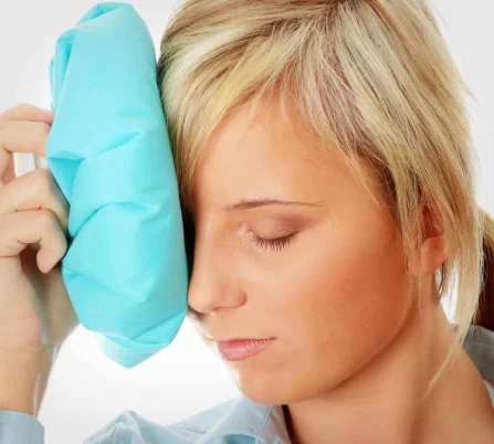 Mí còn sưng – có nên chườm lạnh mỗi ngày? 2 Cac loi ich bat ngo tu thoi quen chuom nong hoac chuom lanh cho doi mat 2 142766c1d7 447x402 1