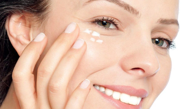 Phun mí và ánh đèn điện thoại/máy tính – có làm phai màu nhanh hơn? 8 Goi y cach cham soc vung da quanh mat tai nha don gian giup giam nep nhan 2 b1c194e0b5