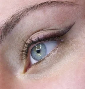 Phun mí đậm có ảnh hưởng đến tướng mắt không?