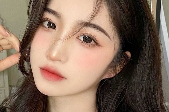 Dáng phun mí nào hợp với style Y2K 4 Tone makeup ky yeu co gai Trung Hoa 1 e1759742914998