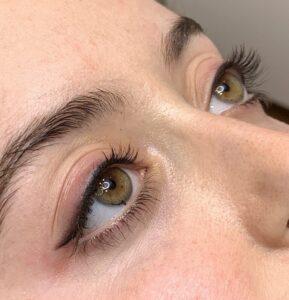 Làm sao để mí giữ màu tự nhiên lâu hơn?