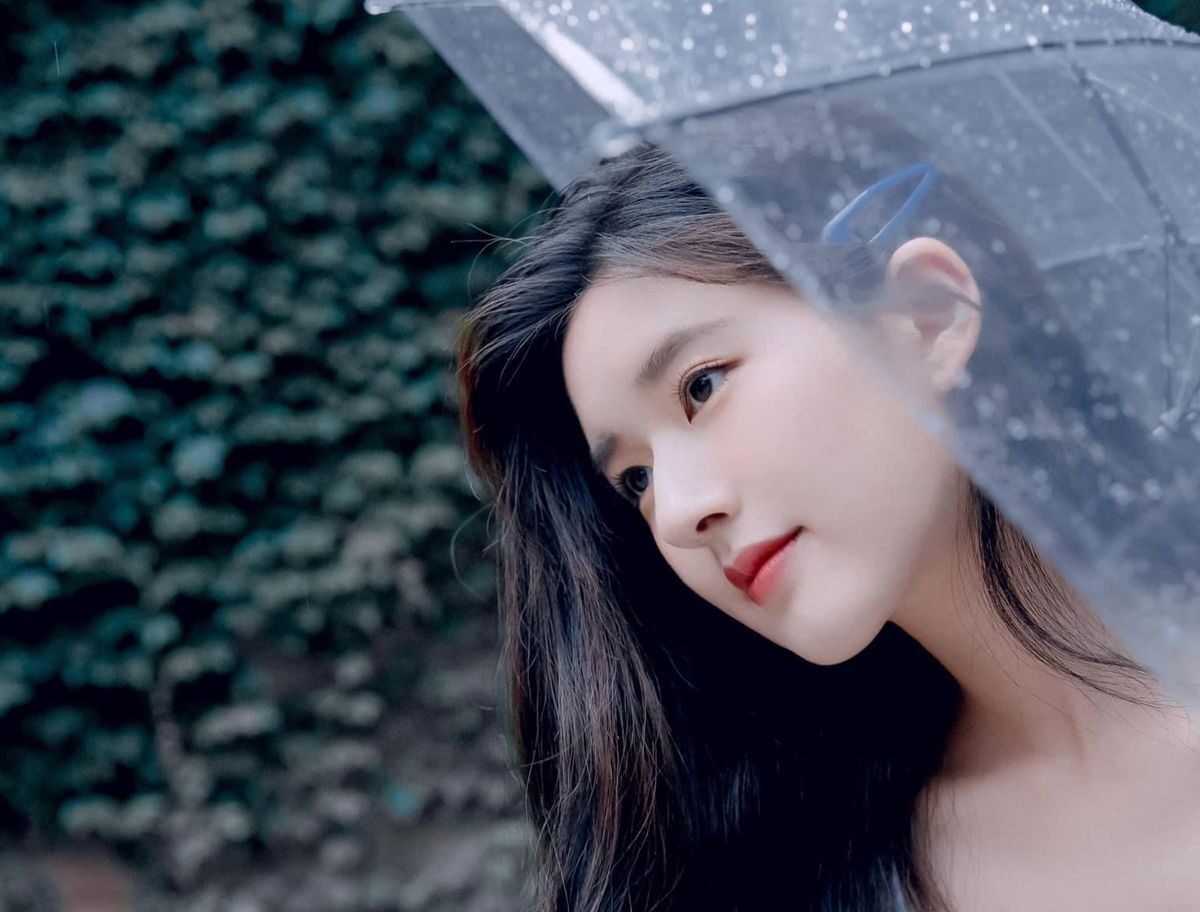 Phun mí vào mùa mưa – có làm chậm quá trình bong không?