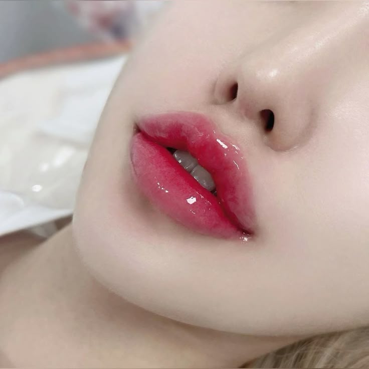 Xu hướng phun môi tone thủy tinh trong năm 2026