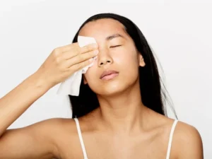 Dùng khăn ướt lau mặt sau phun mí có an toàn không?