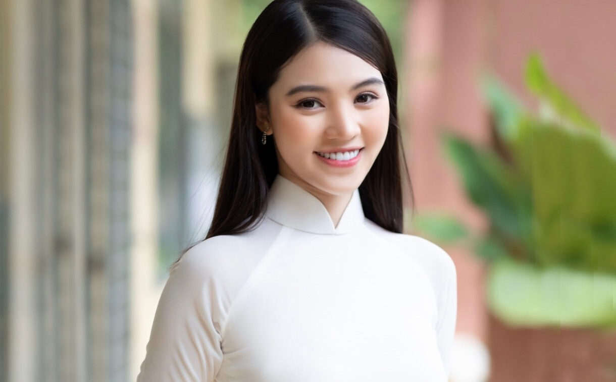 Uốn mi cho học sinh và sinh viên: có phù hợp không? 1 ao dai trang hoc sinh nnh e1759397871554