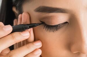 Phun mí có thể giảm thời gian make-up buổi sáng bao nhiêu phút?