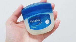 Có nên bôi vaseline sau phun mí?