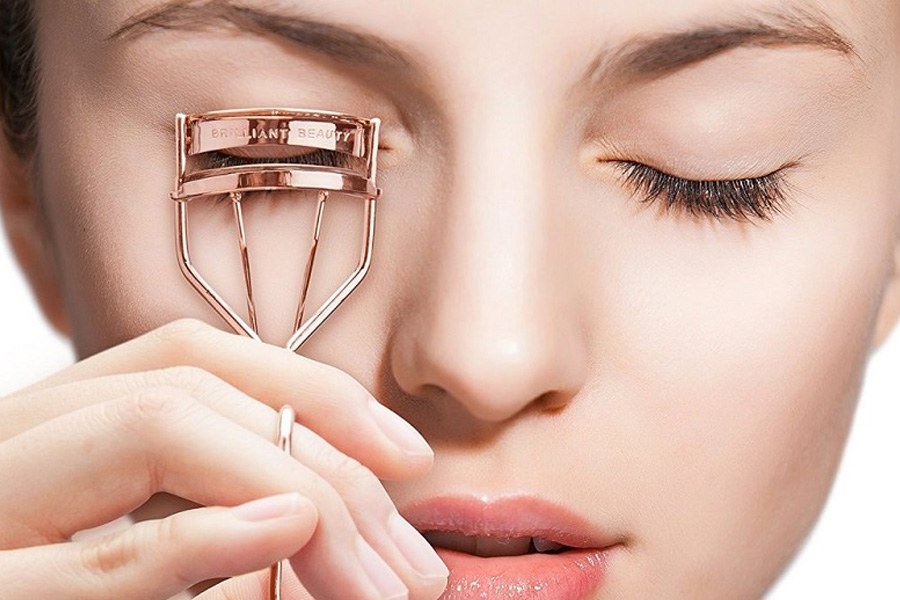 Những việc tuyệt đối không nên làm sau khi uốn mi 5 cach bam mi cong 3 1