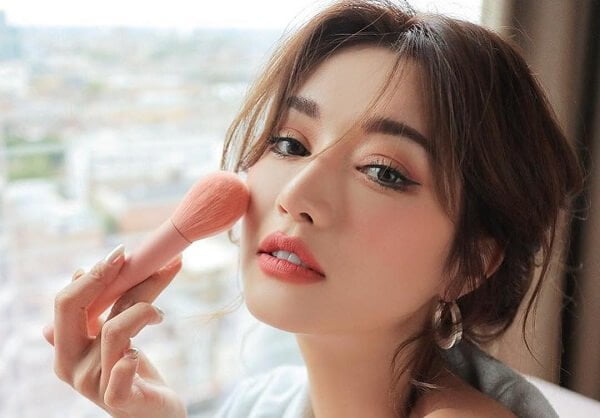 Sau phun mí có thể make-up vùng da khác không? 1 Sau phun mí có thể make-up vùng da khác không?
