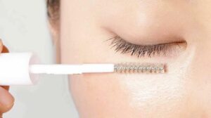 Serum dưỡng mi có ảnh hưởng đến màu phun mí không?