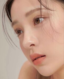 Màu môi hợp với người có bọng mắt to và da tái?