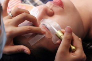 Đang mang bầu uốn mi có được không? Những lưu ý cần nắm rõ