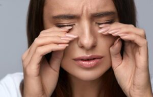 việc tuyệt đối không nên làm sau khi uốn mi