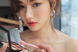 Cách makeup cho người mới phun môi xong để vẫn xinh mà không vi phạm kiêng khem
