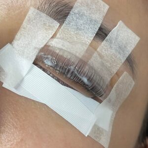 Uốn mi tại nhà và uốn mi ở spa: Ưu và nhược điểm