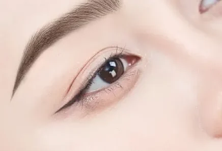 Phun mí và phun chân mày đồng thời – cách cân chỉnh nét 7 Sau phun mí, nên để mí khô hay luôn ẩm nhẹ thì mau lành hơn?