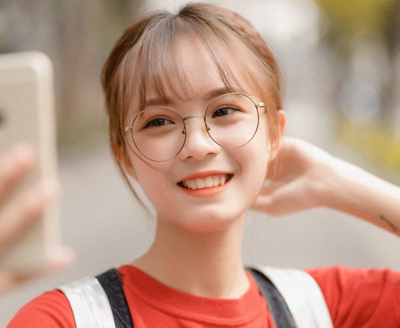 Phun mí dành cho người đeo kính cận 2 hinh anh gai xinh deo kinh e1759409386759