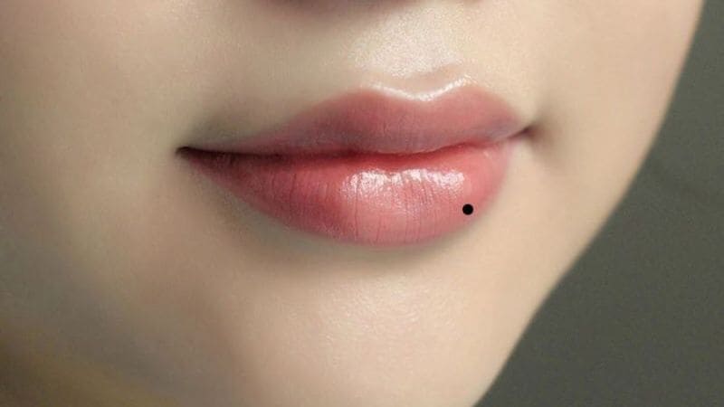 Xăm nốt ruồi ở môi Xăm nốt ruồi ở môi