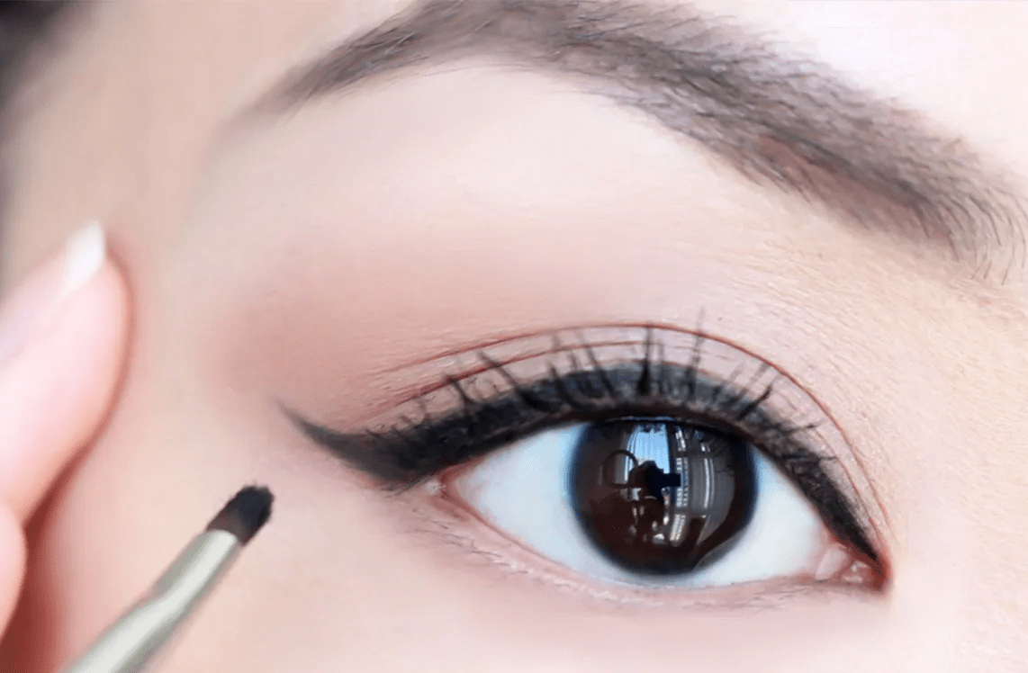Mắt sâu có nên phun mí hay chỉ cần kẻ eyeliner? 2 Mắt sâu có nên phun mí hay chỉ cần kẻ eyeliner?
