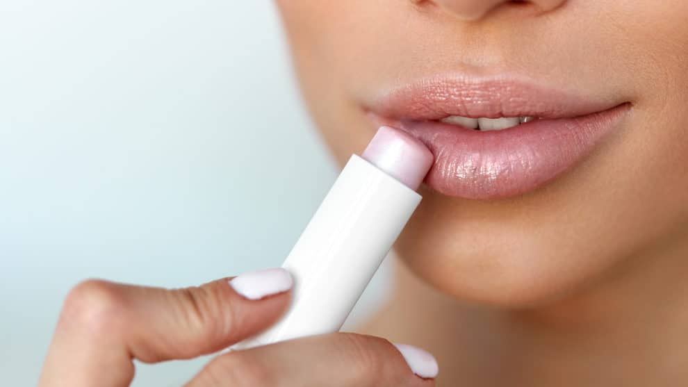 Khử thâm môi xong nên dùng son gì cho nam để không bị bóng? 1 Một số loại son chứa Collagen, Vitamin E, hoặc D-Panthenol giúp ức chế sắc tố Melanin