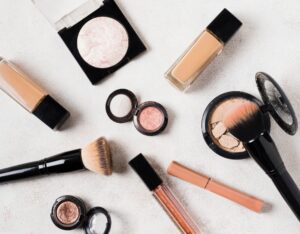 Sản phẩm makeup nào an toàn cho mí sau phun?