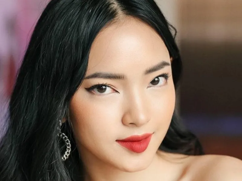 Mí xếch nhẹ – mang lại năng lượng tích cực hay cá tính mạnh? 1 mat xech 2