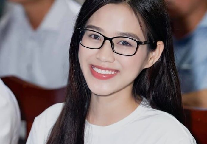 Uốn mi dành cho người đeo kính cận 3 nhan sac bong hau viet khi deo kinh phuong khanh nhu hoc sinh 705d76 0917 e1759409961425