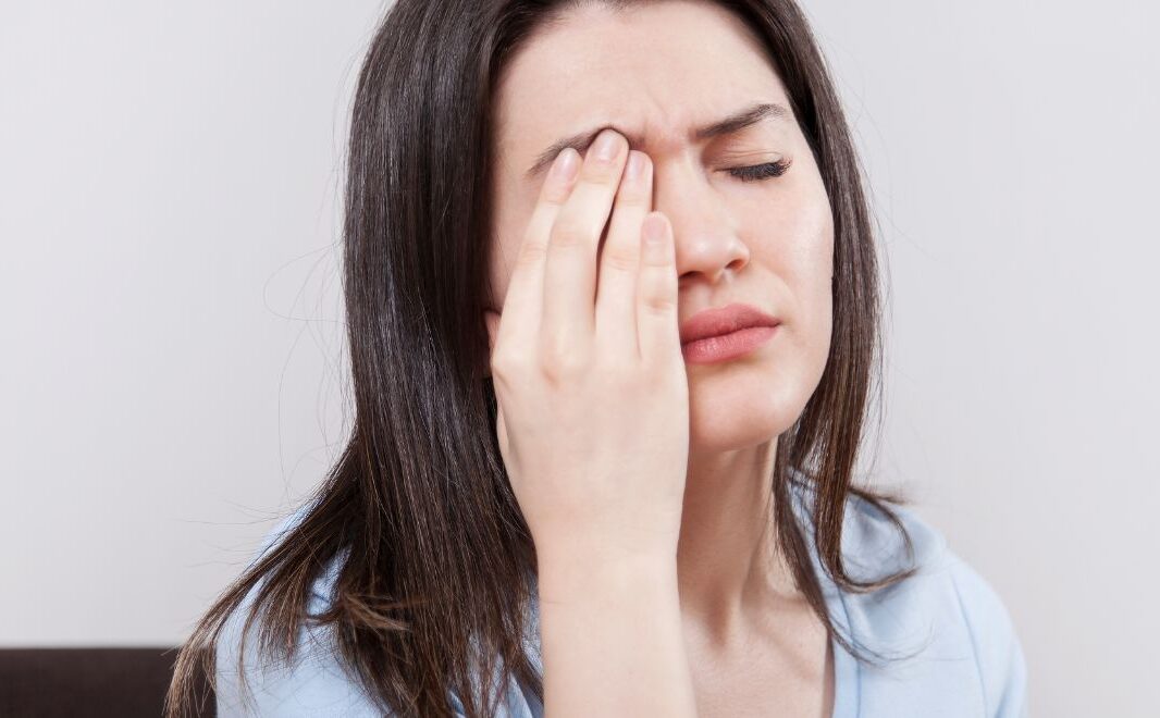 Sau phun mí bị nhức nhẹ ở góc mắt – bình thường hay nguy hiểm?