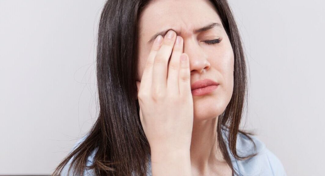 Sau phun mí bị nhức nhẹ ở góc mắt – bình thường hay nguy hiểm?