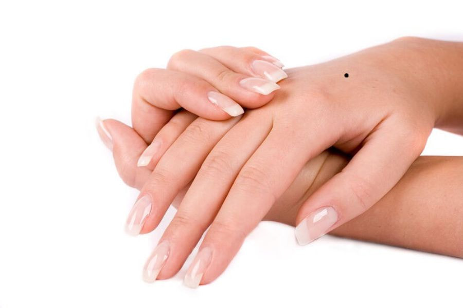 Nốt ruồi ở bàn tay bên trái mang đến nhiều luận giải về đời sống và tâm lý của một người Nốt ruồi ở bàn tay bên trái mang đến nhiều luận giải về đời sống và tâm lý của một người
