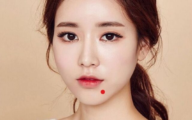 Xăm nốt ruồi son ở cằm là gì? Xăm nốt ruồi son ở cằm là gì?