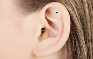 Xăm nốt ruồi ở tai có tốt không?