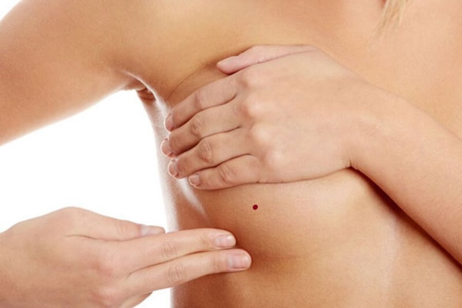Có nên xăm nốt ruồi ở ngực? 1 Có nên xăm nốt ruồi ở ngực?